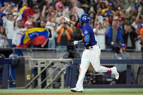Venezuela corta invicto de Panamá y va a semifinales en Serie del Caribe