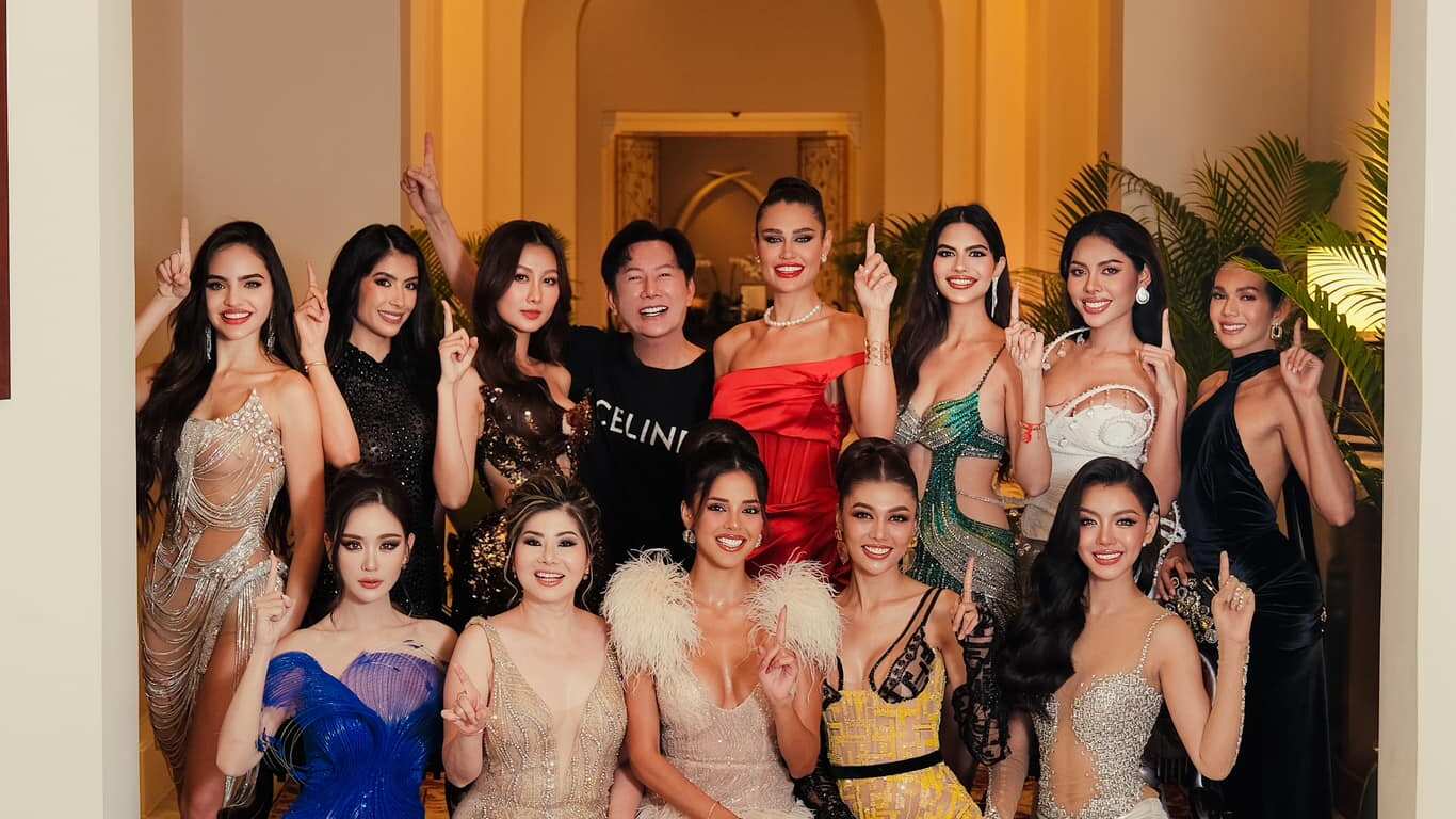 Algunas candidatas de Miss Grand International 2024 junto a los presidentes del concurso.