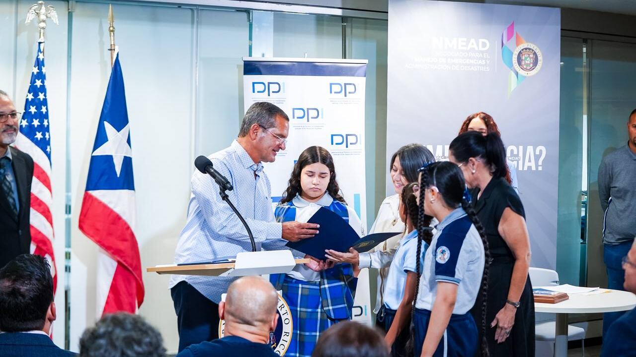 Gobernador Pierluisi anuncia avance histórico para la comunidad sorda con inclusión en la Línea Pas de ASSMCA y primer estudio de grabación