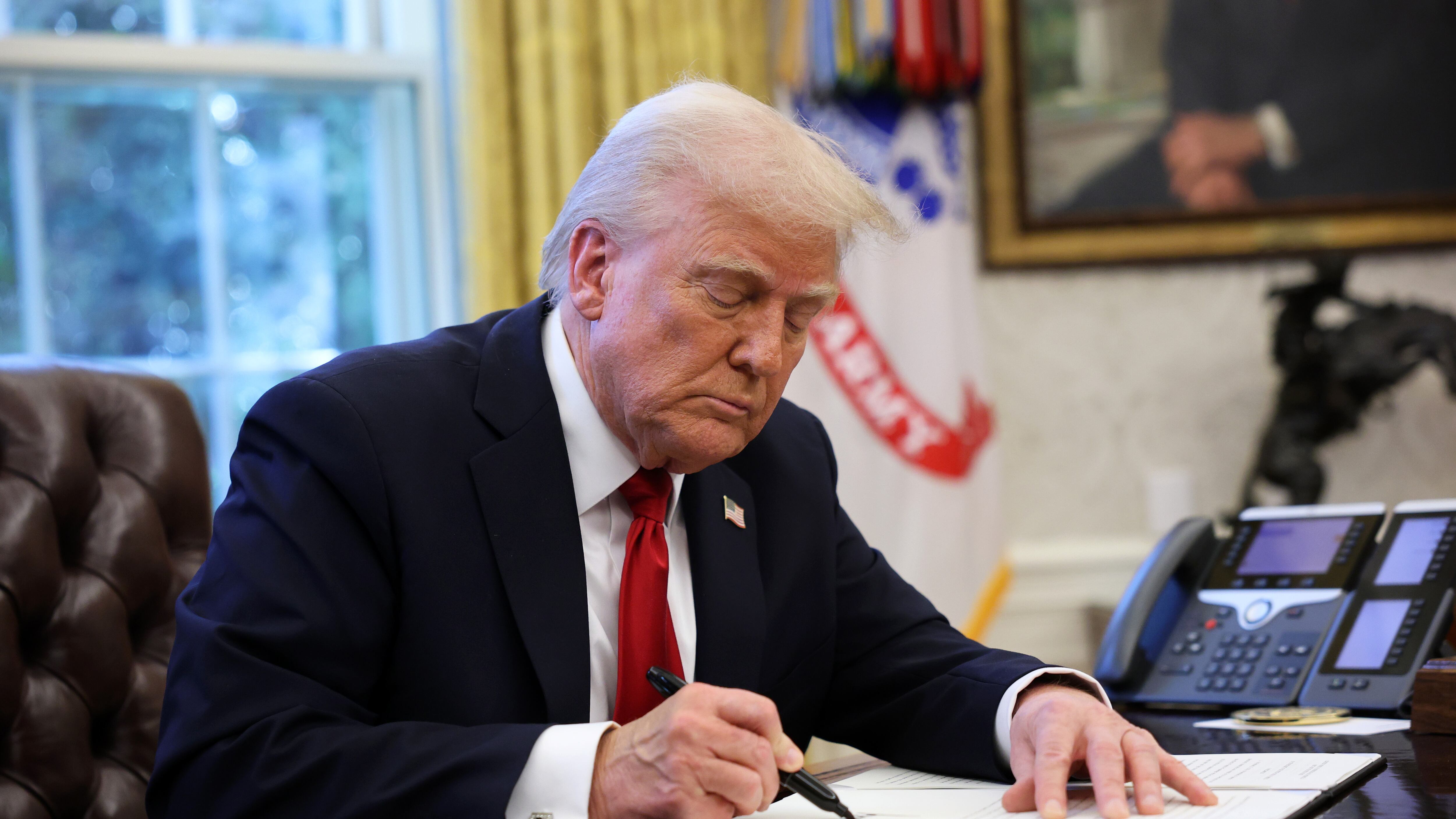 El presidente de Estados Unidos, Donald Trump, firmando una orden ejecutiva en la Casa Blanca el 26 de marzo pasado. Anunció aranceles del 25 % a todos los automóviles fabricados en el extranjero. Foto: Getty Images.