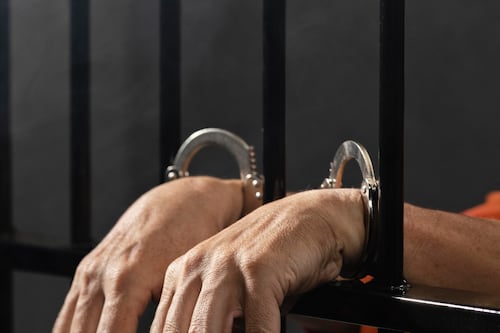 Tras las rejas mujer por atacar a arañazos a una adulta mayor en Rincón