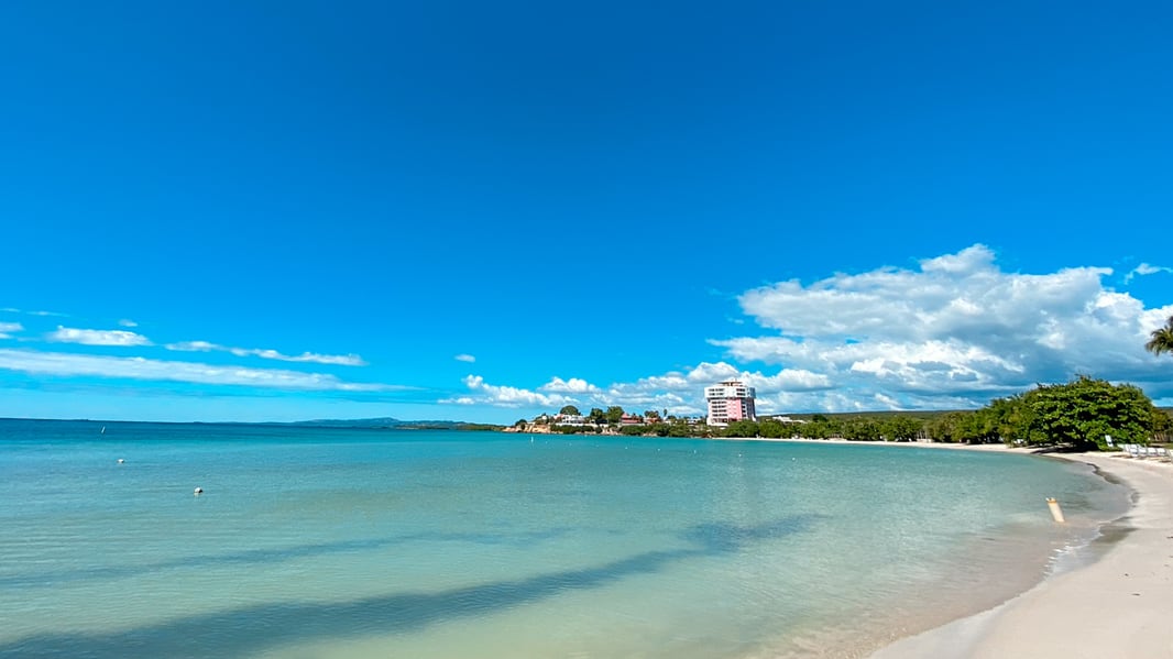 La riqueza de Ponce se desarrolló gracias al cultivo de la caña de azúcar en sus extensos valles y al cultivo de café en las montañas.