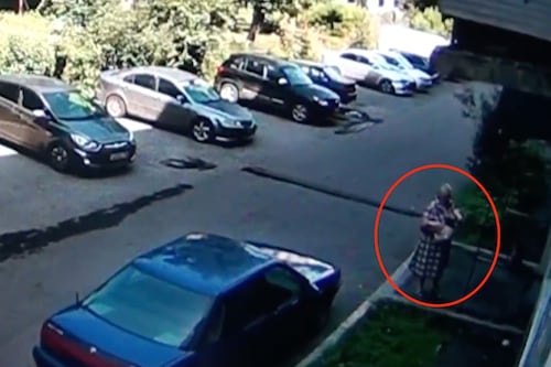 Mujer en Rusia atrapa a un bebé que cayó de la ventana de un segundo piso