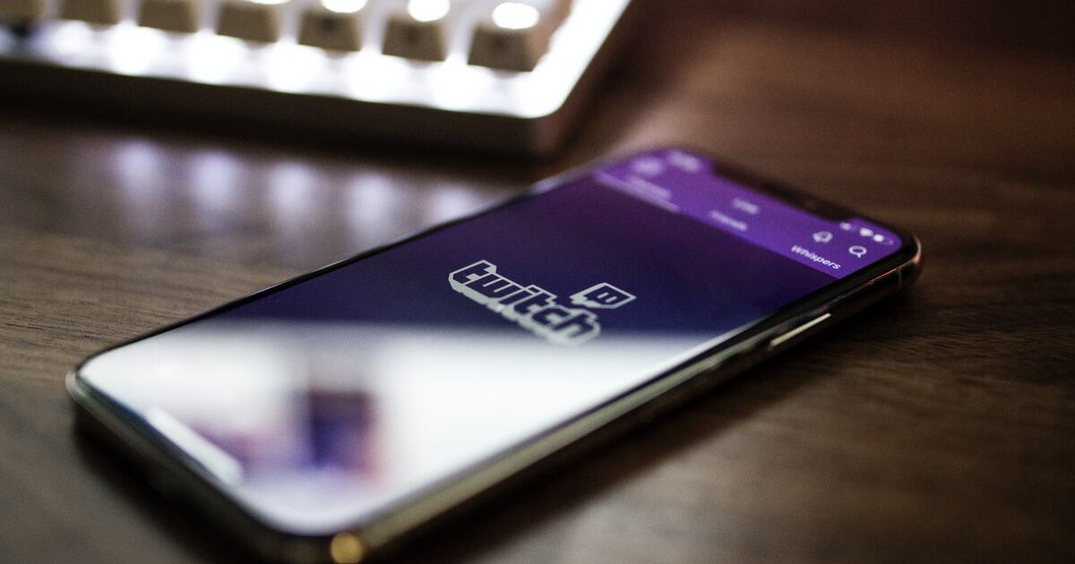 Streamer se desquita al recibir un regalo de Navidad inesperado en vivo