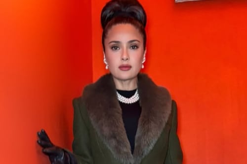 Salma Hayek rompió las reglas de Carolina Herrera con cómodo look de jeans y botas a los 59