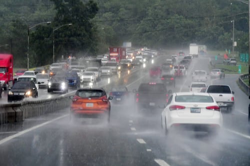 Empleados públicos podrán salir más temprano debido a lluvias de la tarde