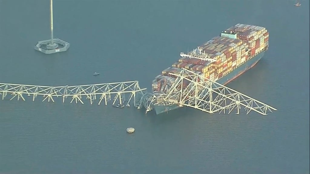 Barco choca con puente en Baltimore