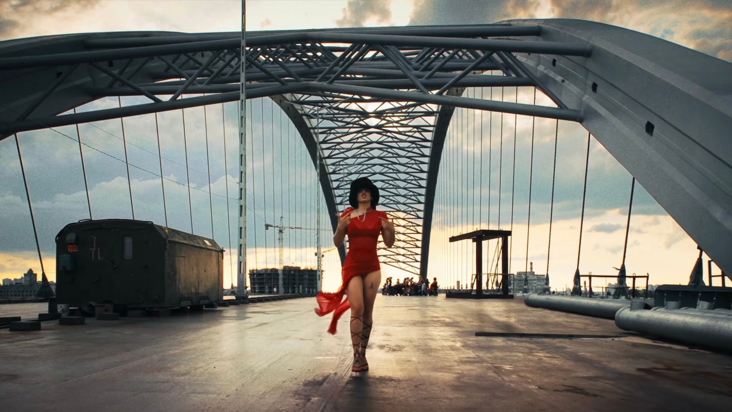 En el video de ‘Saoko’ la cantante Rosalía lidera una banda de mujeres motociclistas que tratan de escapar de una persecución policial.