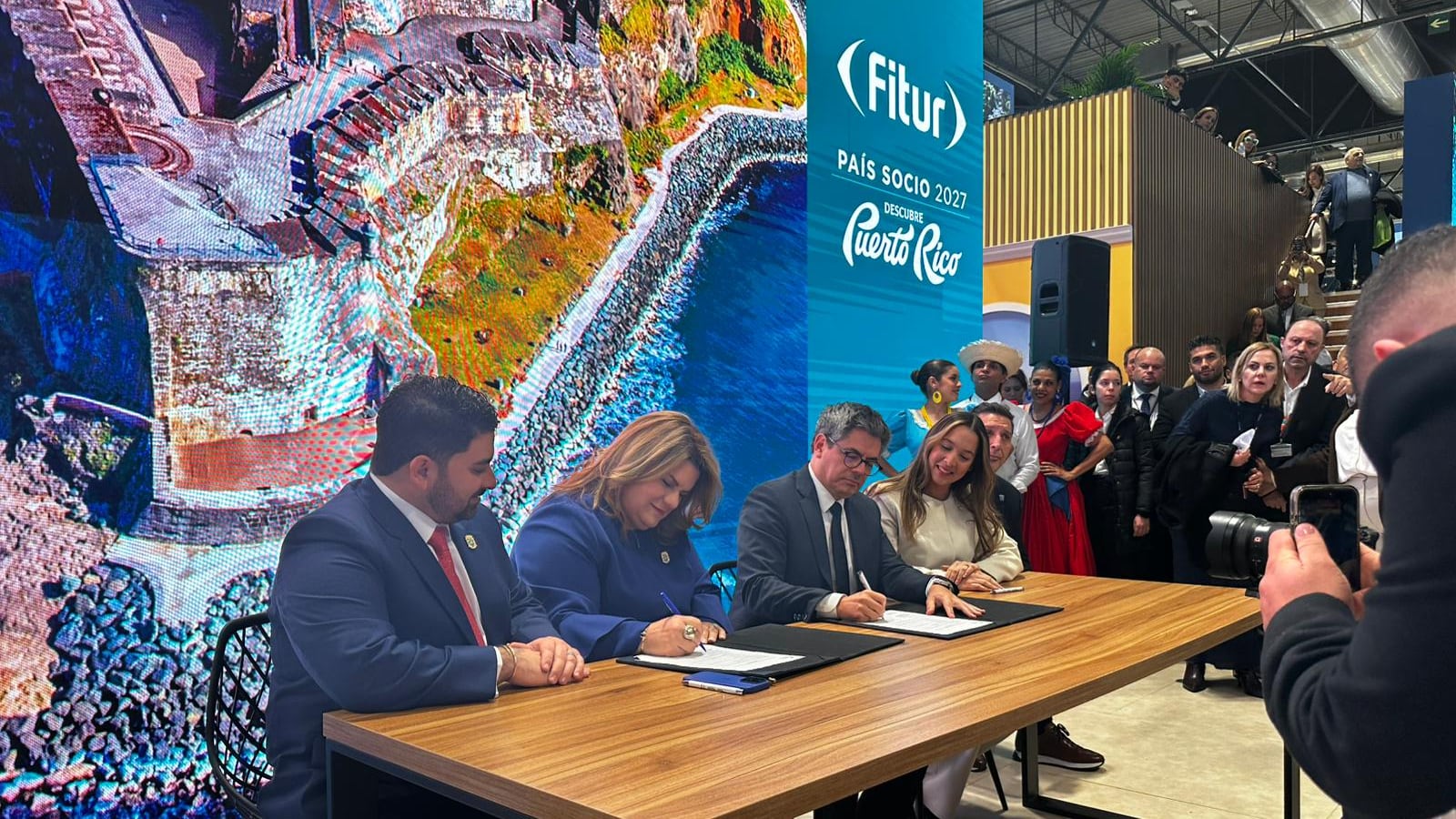Firma del anuncio sobre Puerto Rico como socio del FITUR en el 2027.