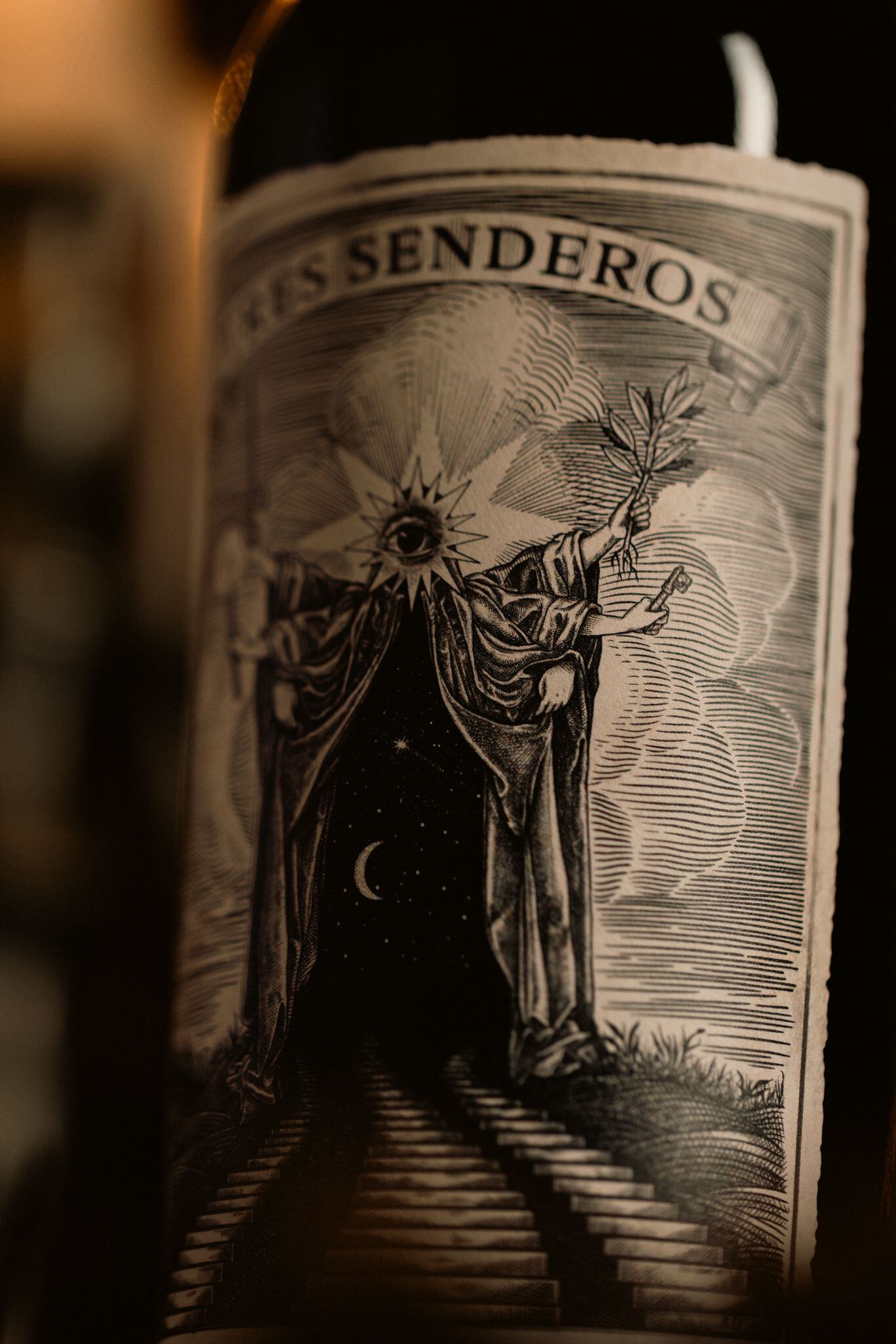 Es un vino edición limitada que fusiona la vinicultura, la alta gastronomía y el arte visual de una manera única y profundamente puertorriqueña.