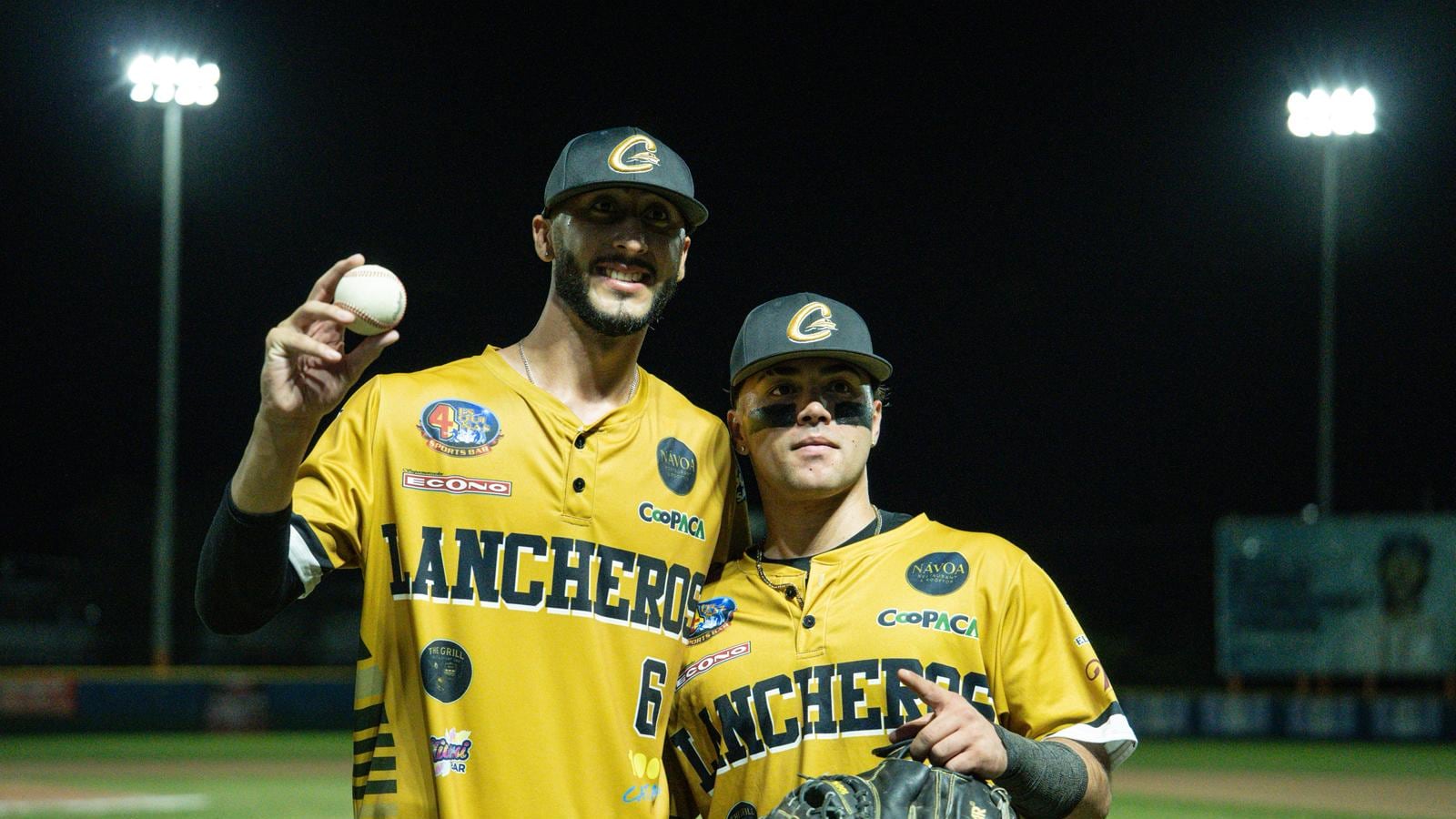 José Vélez (a la izquierda) junto a Harold Torres (a la derecha) de los Lancheros de Cataño.