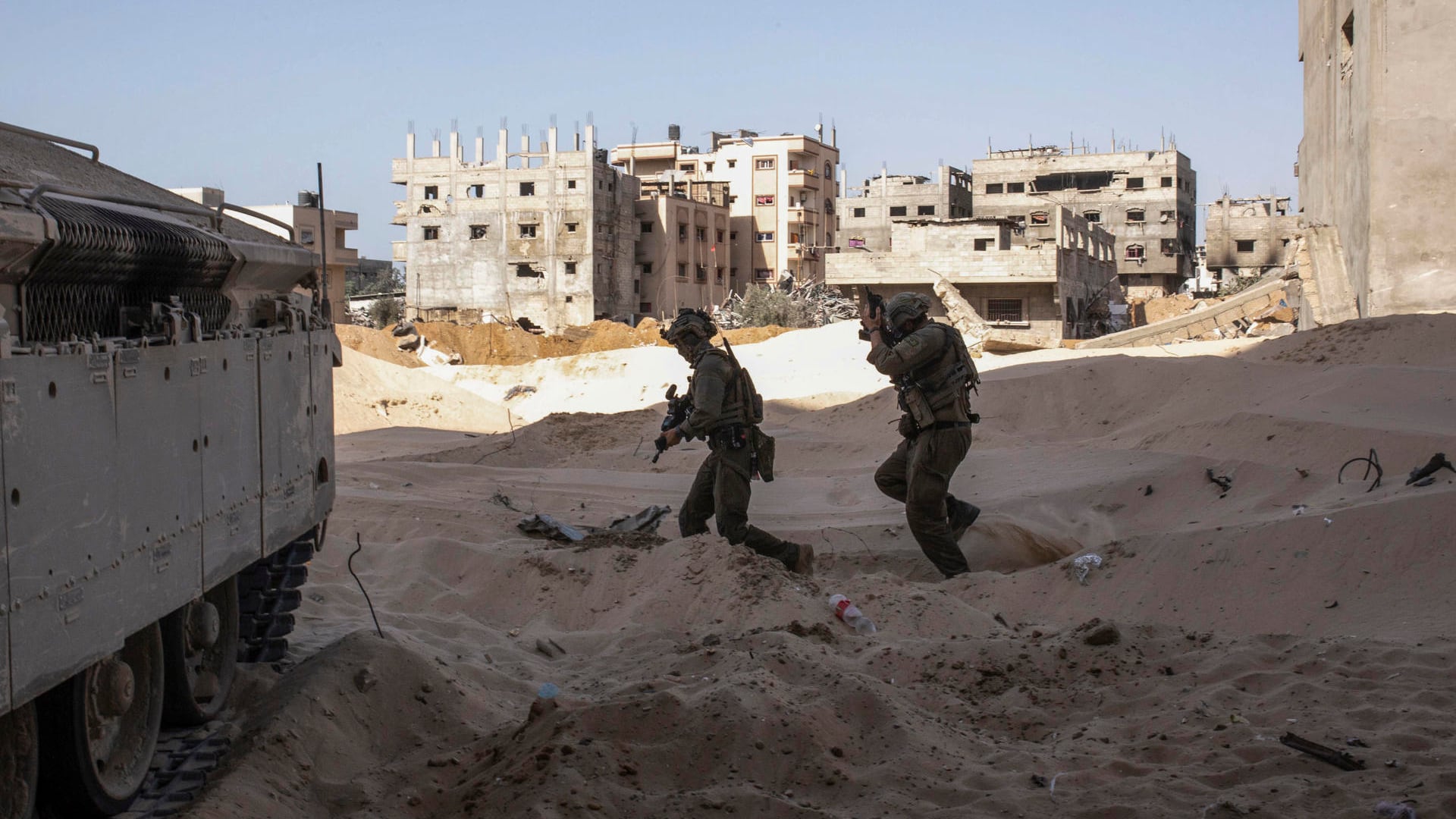 Soldados y tanques israelíes en Gaza.