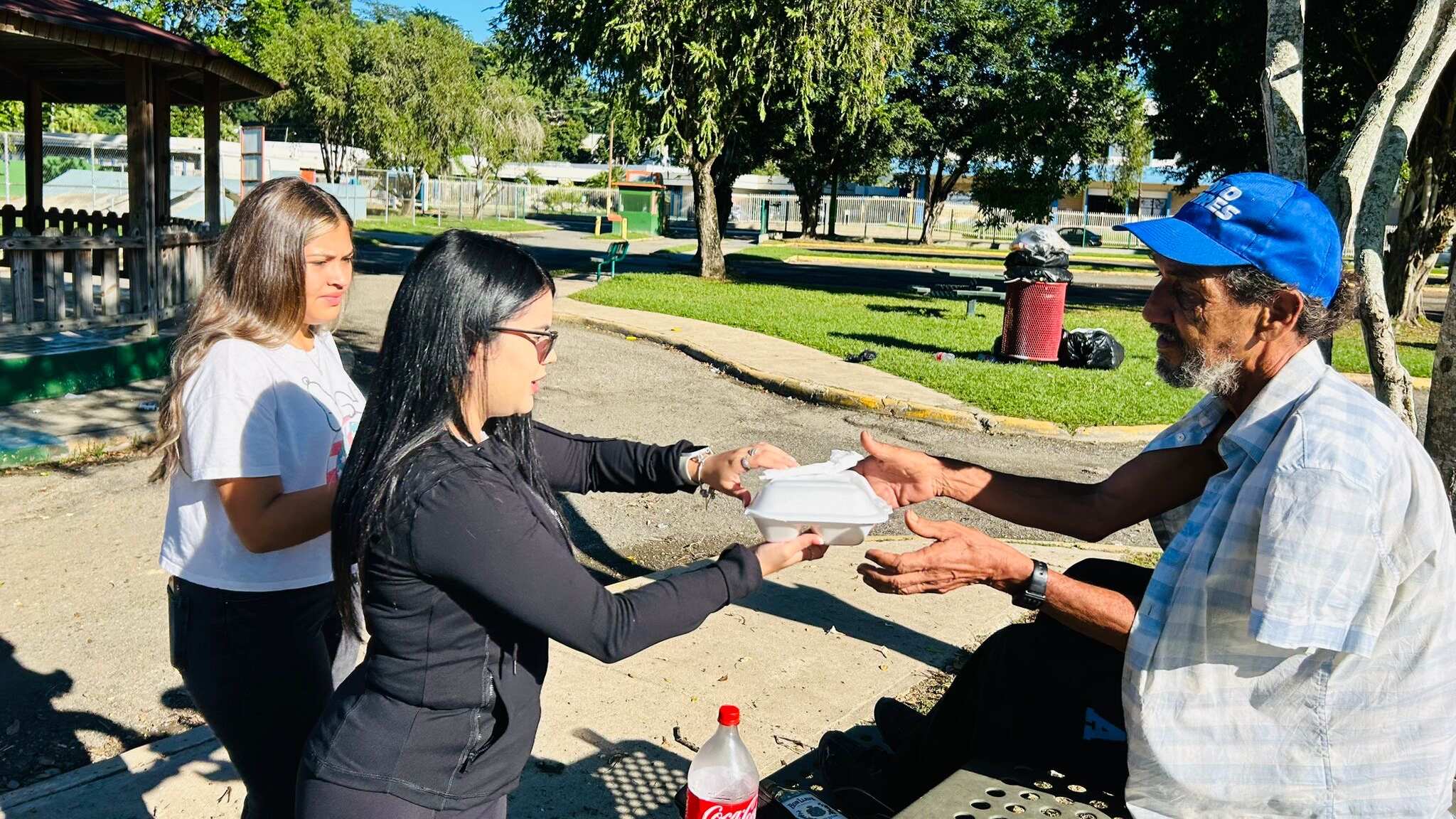 Entregan alimentos en el Día de Acción de Gracias