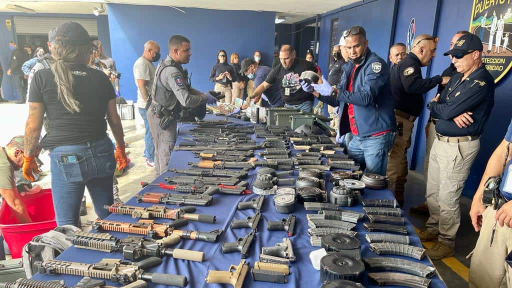 Policía ocupa arsenal de armas y municiones considerado como el más grande de esta década.