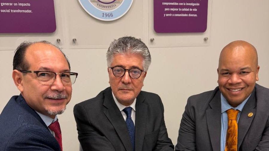 Dr. Julio Santana Mariño, rector del Recinto de San Juan de la Universidad Albizu, Roberto Santana y el doctor Nelson E. Soto.