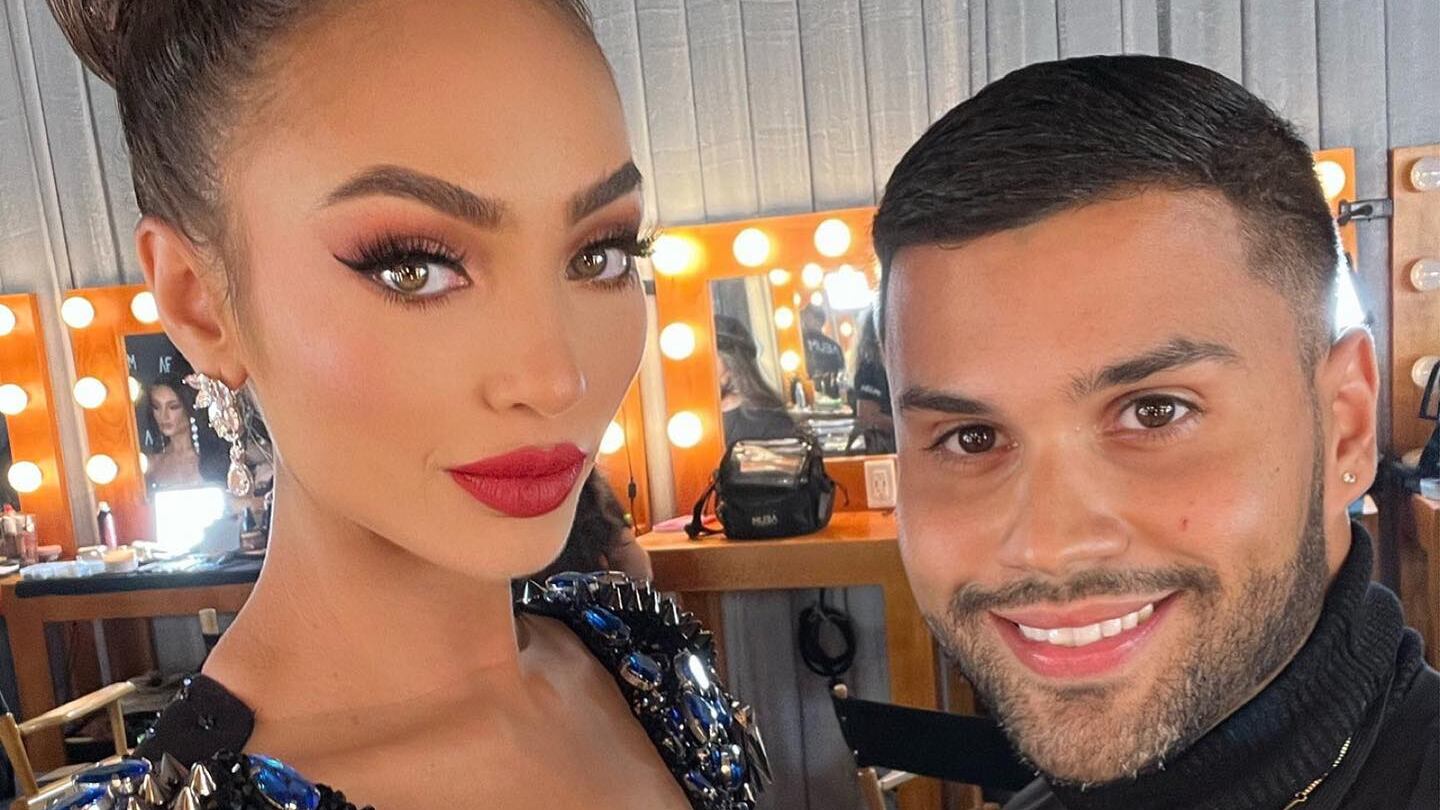 Miss Universe 2022; R'Bonney Gabriel junto al maquillista Adriel Ortiz.