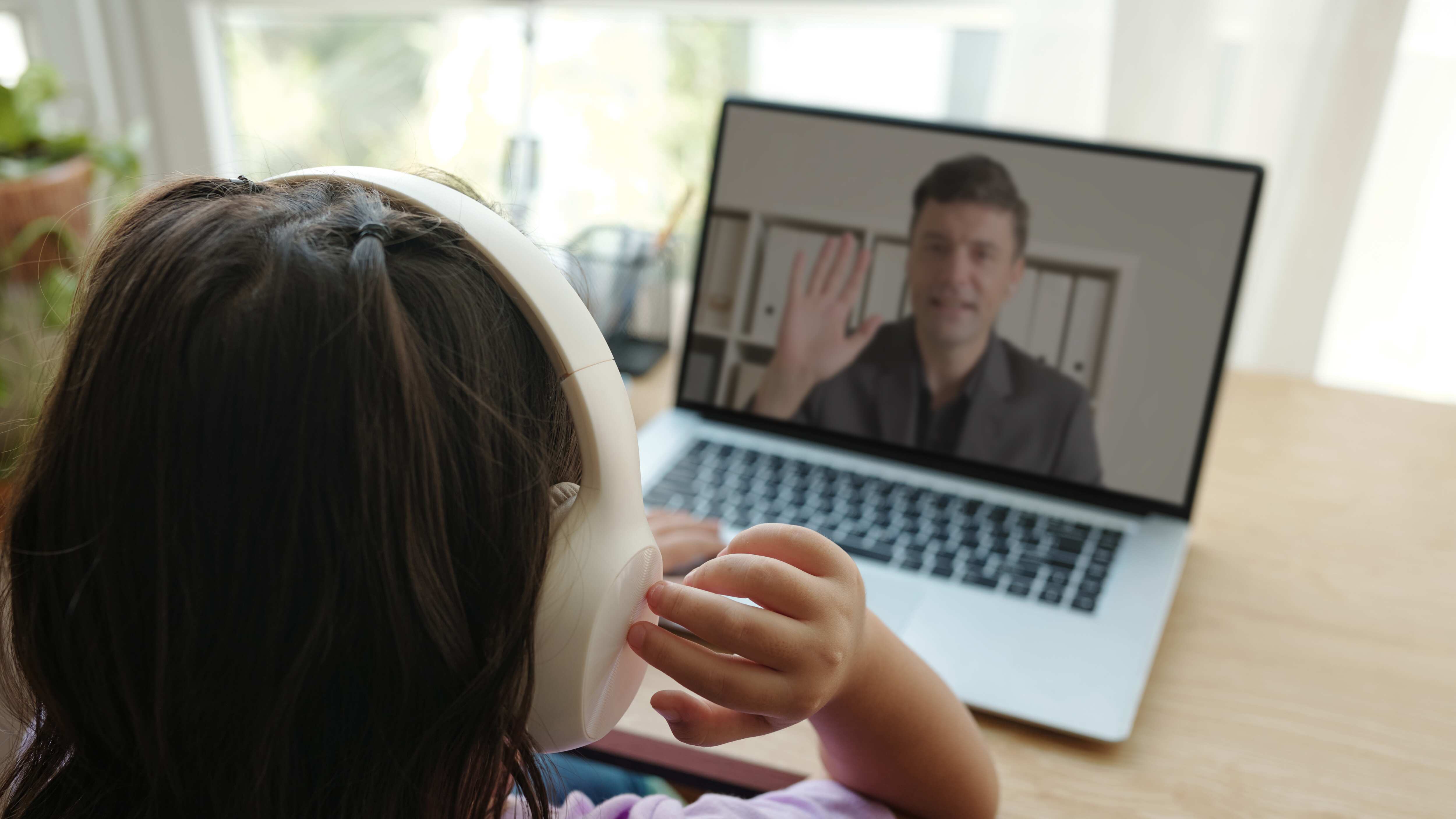 Niña en videollamada realizando terapia especializada. (Suministrada)