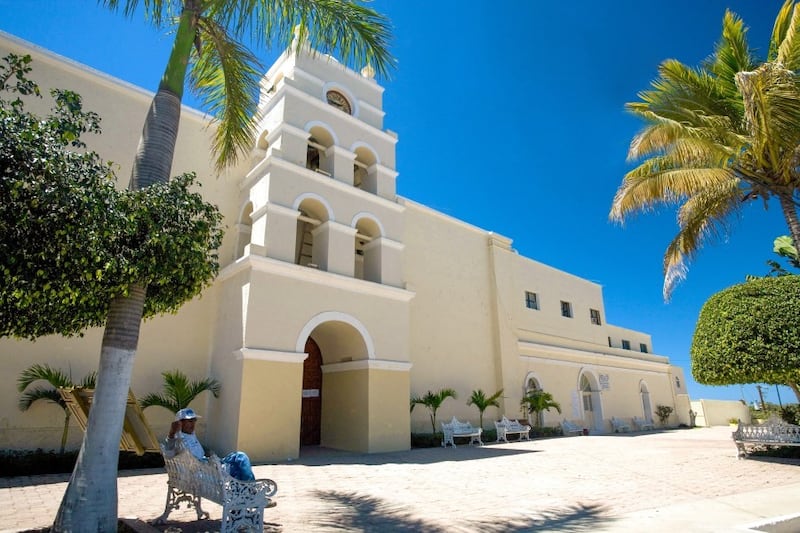 En sus alrededores se encuentran montañas, playas de arena blanca, paisajes desérticos y actividades de aventura que le inyectan un toque de adrenalina a la tranquilidad de su nombre. Foto: Turismo La Paz.