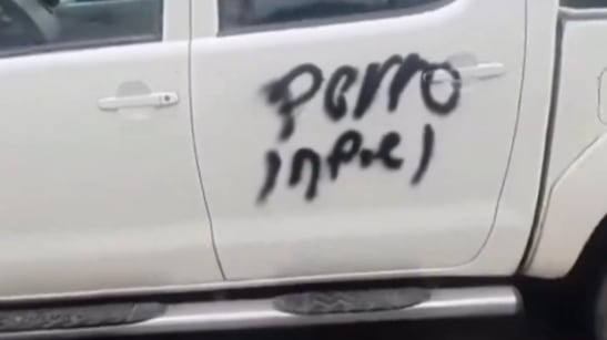 Mujer vandaliza la camioneta de su pareja al descubrir infidelidad. X: @ColombiaOscura