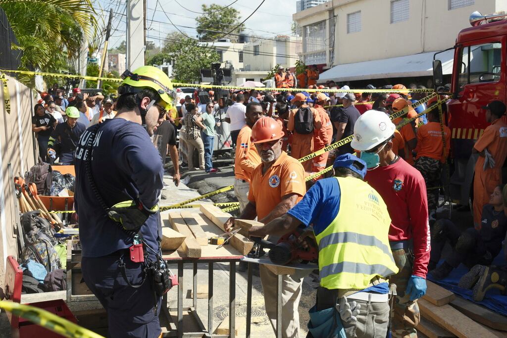 Trabajadores buscan sobrevivientes en la discoteca Jet Set luego. (Foto AP/Ricardo Hernández)