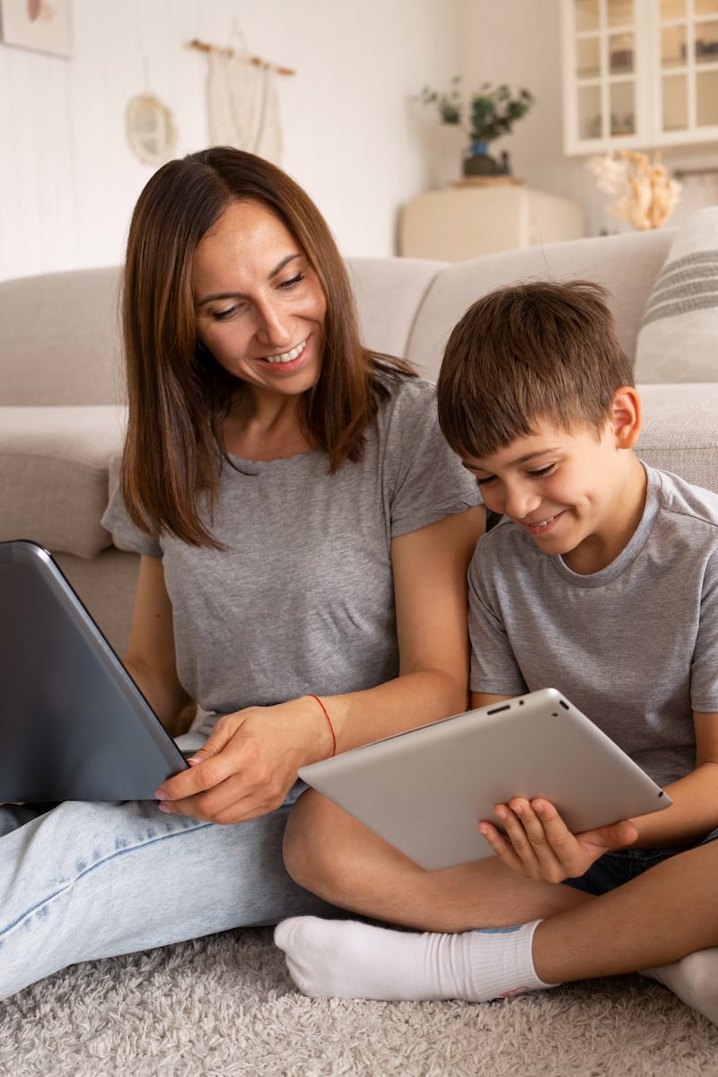 En el contexto de las plataformas de redes sociales, los algoritmos actúan como guardianes, decidiendo qué contenido aparece en la pantalla. Foto: Freepik.