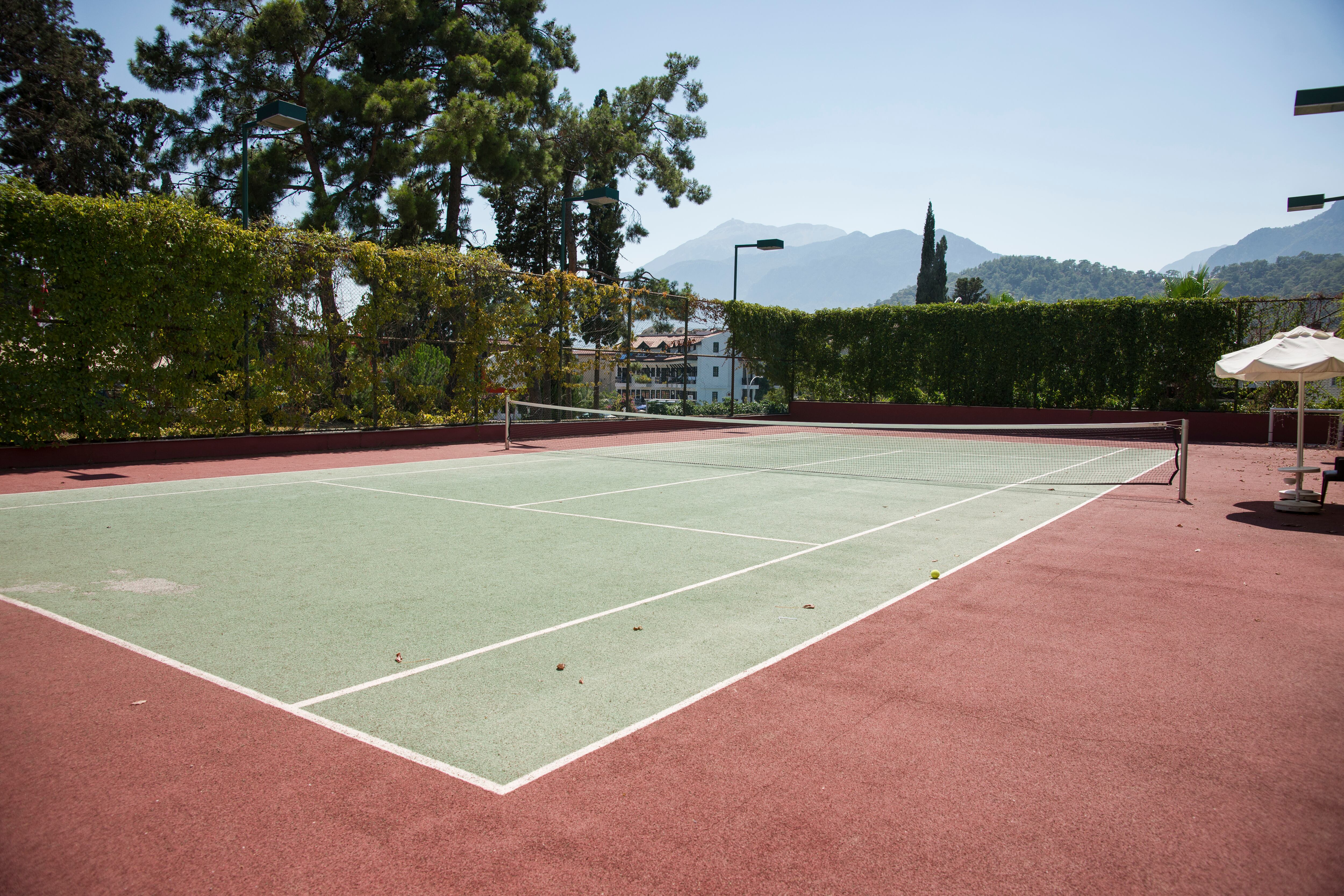 Se ha demostrado que jugar al tenis aporta una serie de beneficios para la salud, como la reducción del riesgo de obesidad y diabetes, la mejora de la coordinación, el aumento de los niveles de energía y el fortalecimiento del corazón. Foto: Freepik.
