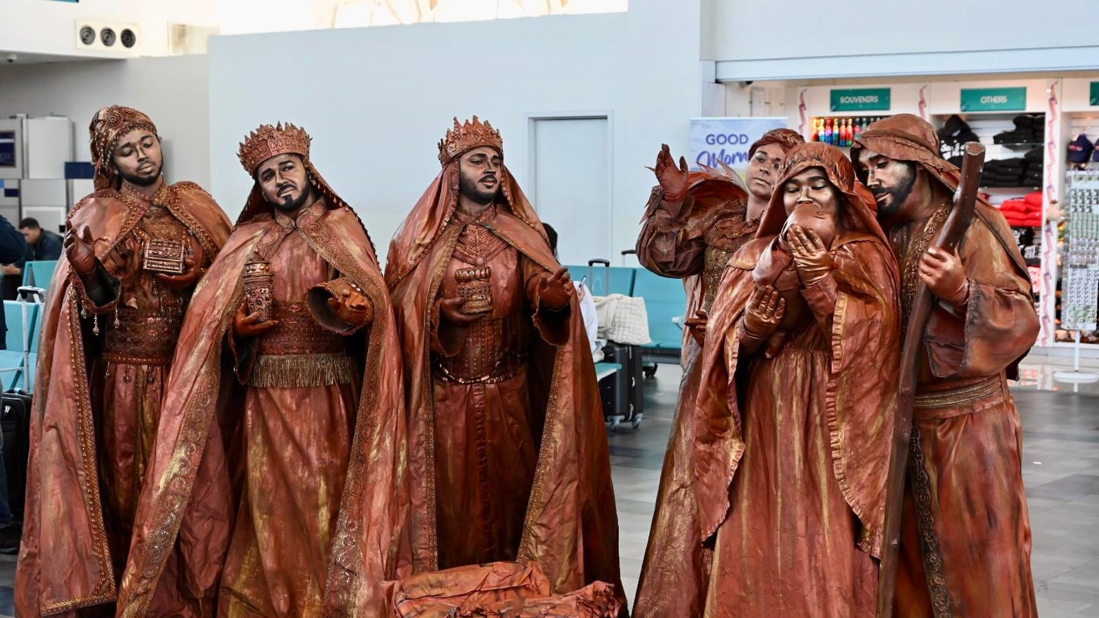 Actores del colectivo teatral Tercera Llamada recrean un nacimiento viviente en el Aeropuerto Luis Muñoz Marín, ofreciendo a los pasajeros una experiencia cultural navideña única.