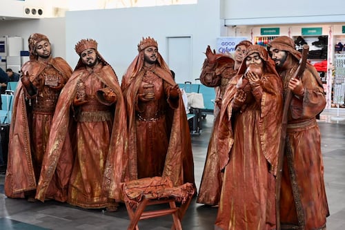 Aeropuerto Luis Muñoz Marín recibe a pasajeros con nacimiento viviente navideño