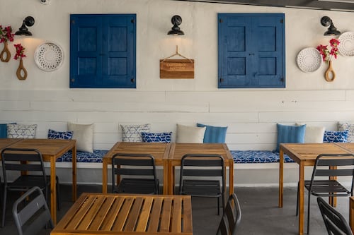 Un pedazo de Santorini florece en Guaynabo con la nueva terraza de OPA! Greek Kouzina