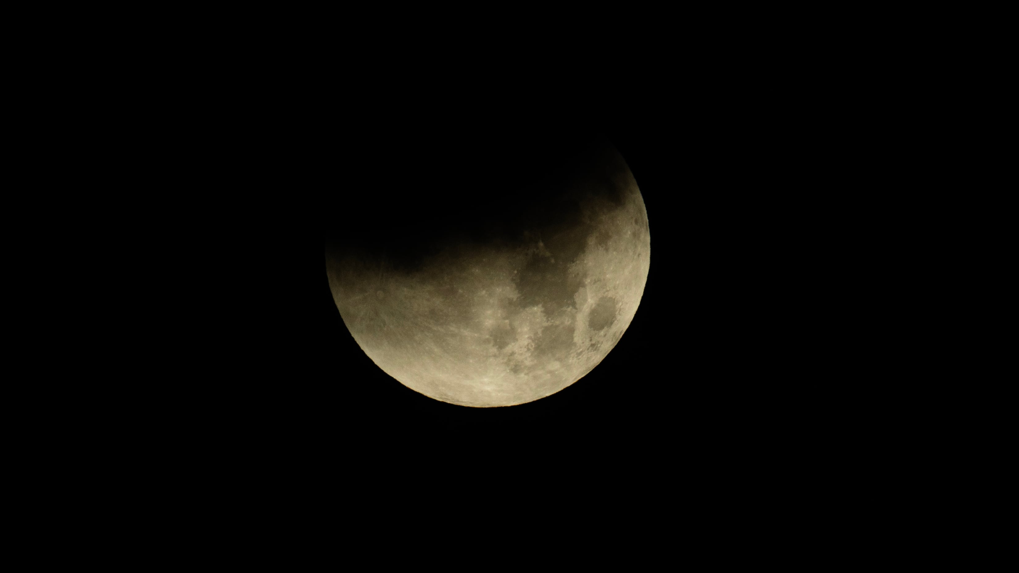 Un eclipse lunar total deja una 'Luna de sangre' desde Japón hasta América. EFE/Orlando Barría