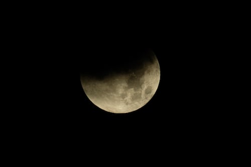 Eclipse lunar total deja una ‘Luna de sangre’ desde Japón hasta América