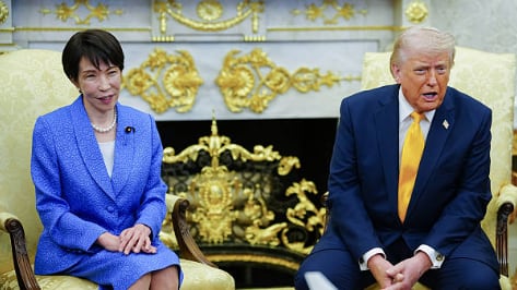 Trump junto a la primera ministra japonesa, Sanae Takaichi,