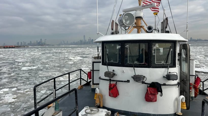 Un barco de la Guardia Costera Hawser rompe el hielo para mantener abiertas las rutas marítimas en Nueva York, miércoles 11 de febrero de 2026. (Foto AP/Ted Shaffrey)