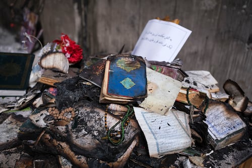 Irán muestra mezquitas y coranes quemados en las protestas