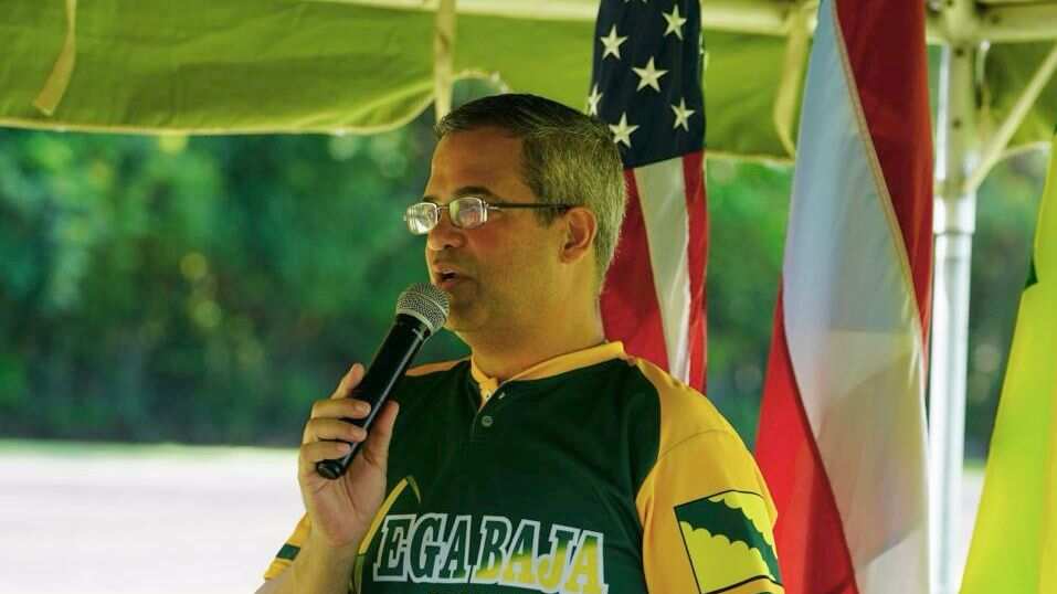 Alcalde de Vega Baja anuncia inversión para la rehabilitación de la pista atlética de Tortuguero.