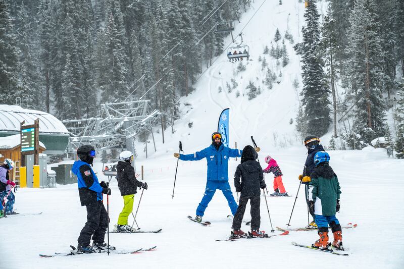 Si bien Vail es mundialmente conocido por sus pistas de esquí, el destino ofrece una amplia variedad de actividades invernales para quienes buscan experiencias alternativas.