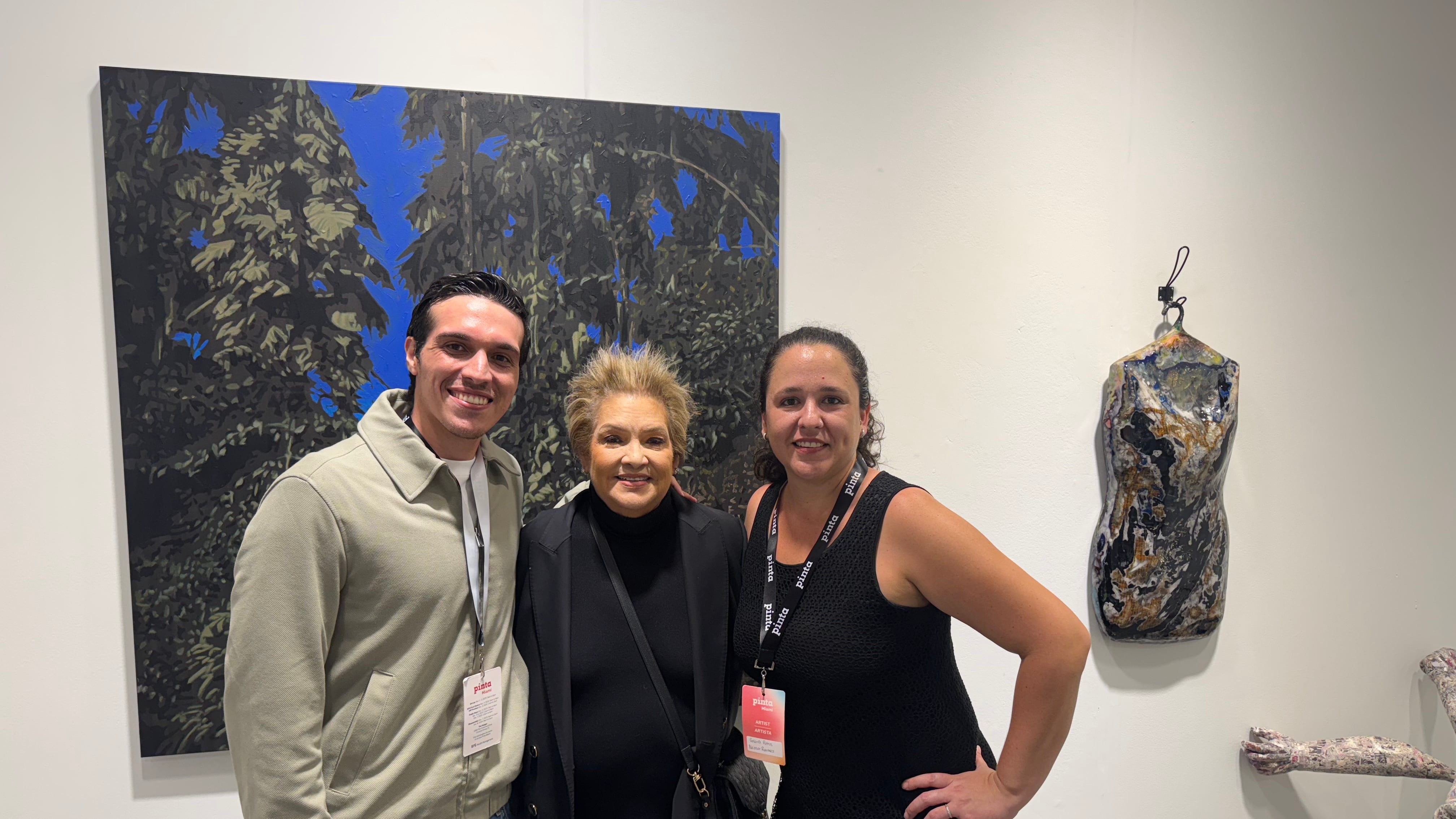 El joven artista Iván Alejandro Báez Cartagena junto a la directora de la Galería Petrus y la artista Naimar Ramírez.