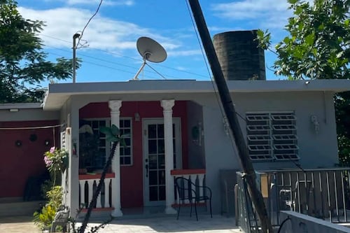 Residentes denuncian postes a punto de colapsar en Peñuelas pese a querellas desde 2020