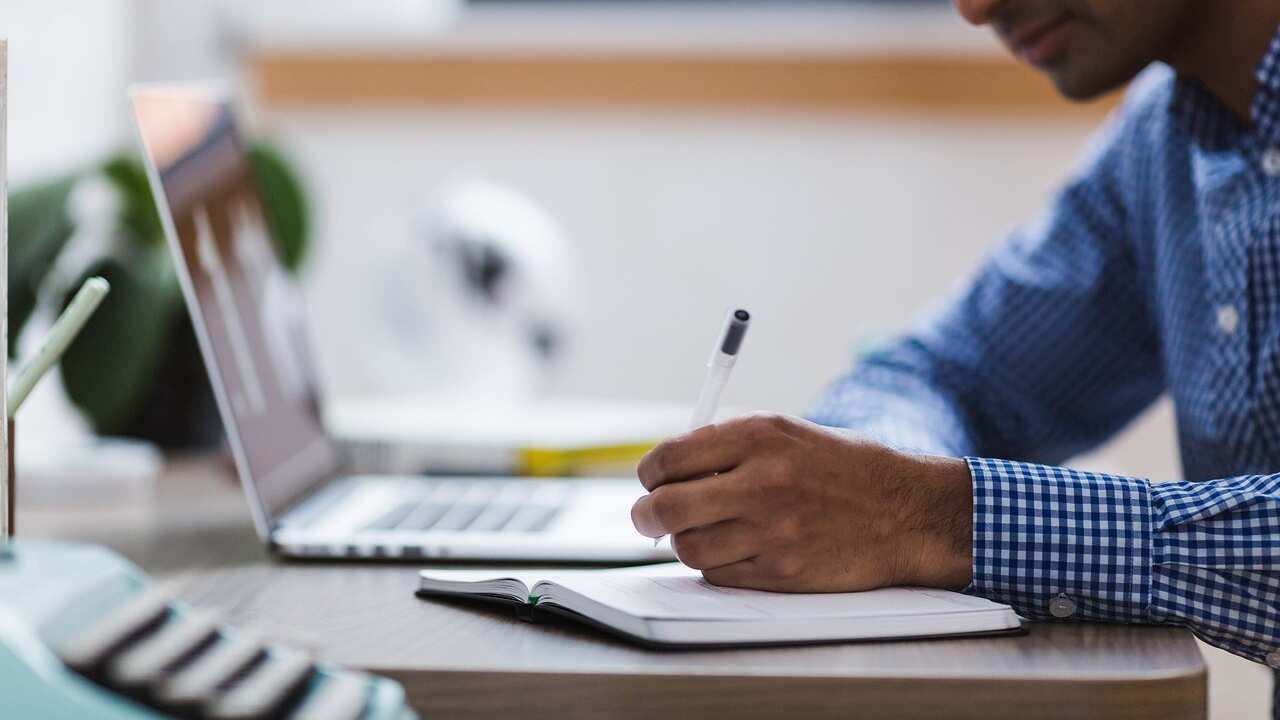 Son más de 60 posgrados relacionados con Inteligencia Artificial, Big Data, energías renovables, business analytics, ciudades inteligentes y transformación digital. La convocatoria para aplicar a las becas vence el 8 de marzo.