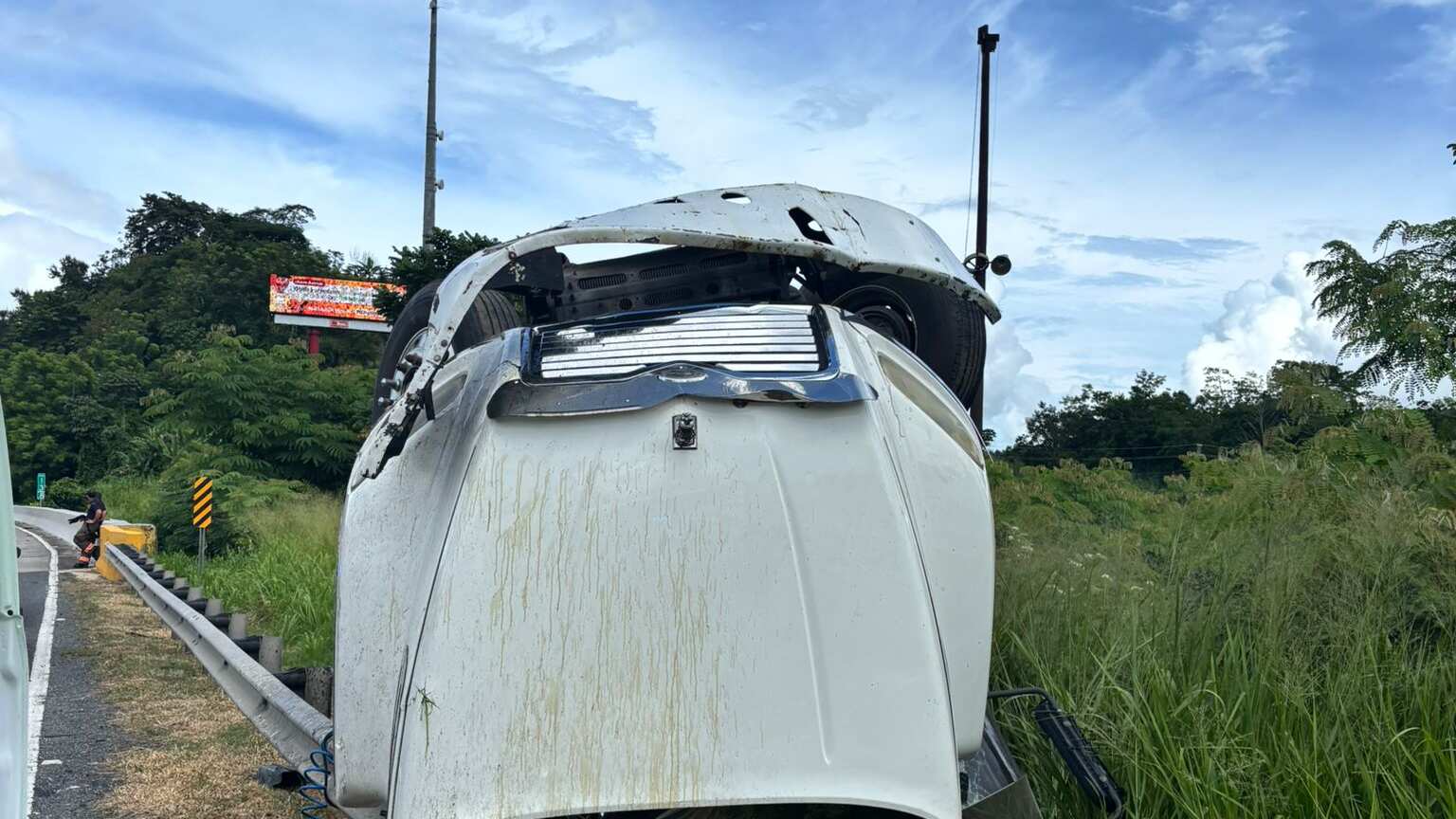 Camión volcado en la PR-52 de Caguas.