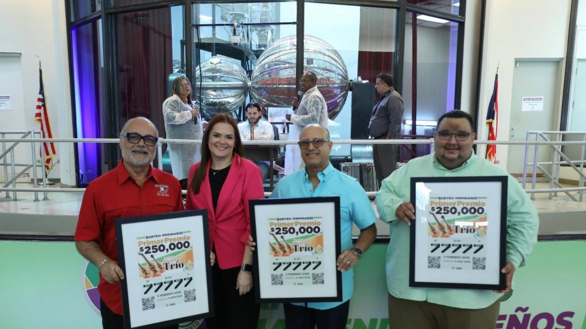 Lotería Tradicional reconoce al Trío Los Condes con billete conmemorativo del Mes de la Música de Tríos.