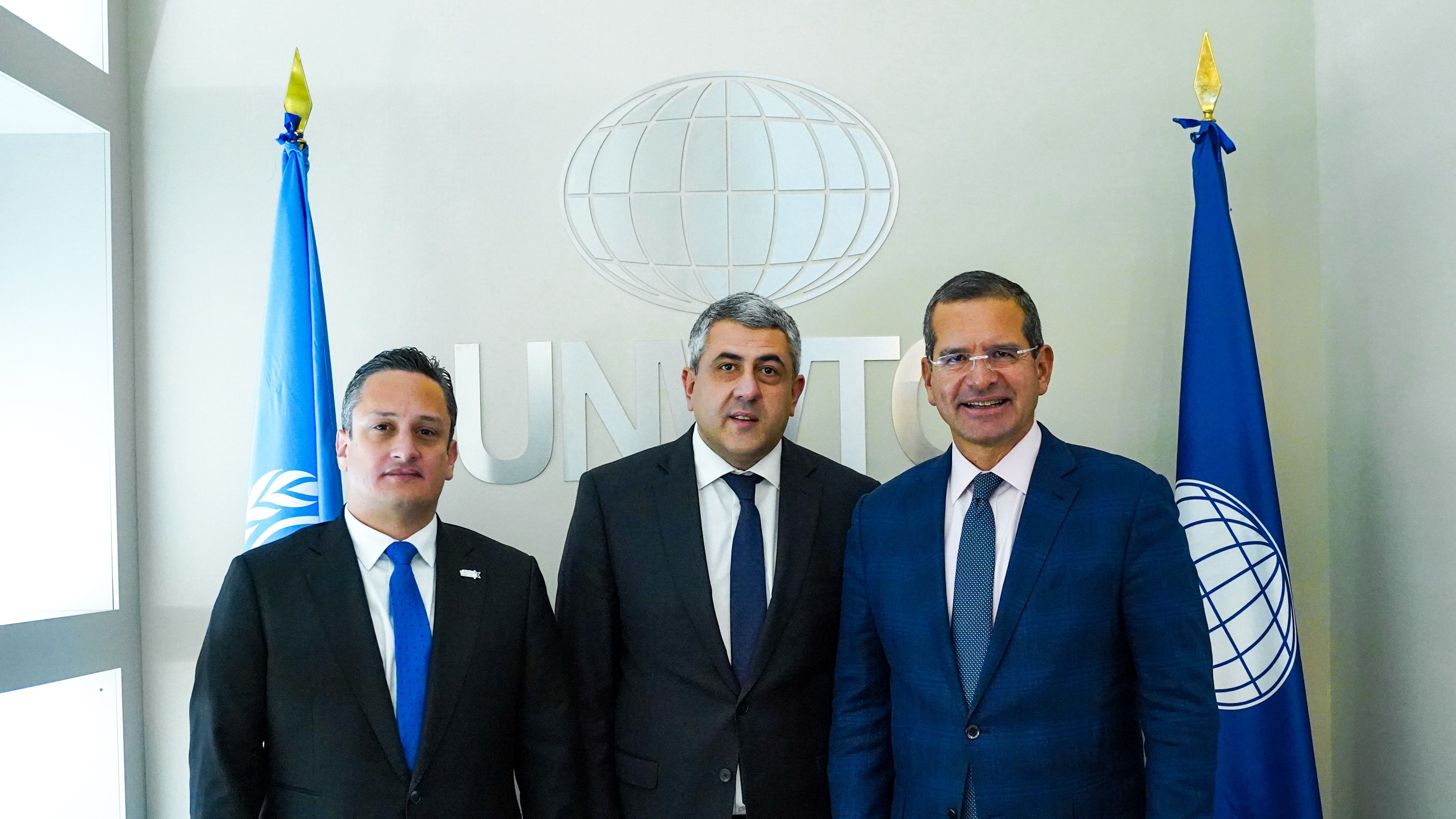 DE IZQUIERDA A DERECHA EL DIRECTOR EJECUTIVO DE TURISMO CARLOS MERCADO SANTIAGO EL SECRETARIO GENERAL DE LA UNWTO ZURAB POLOLIKASHVILI Y EL GOBERNADOR PIERLUISI
