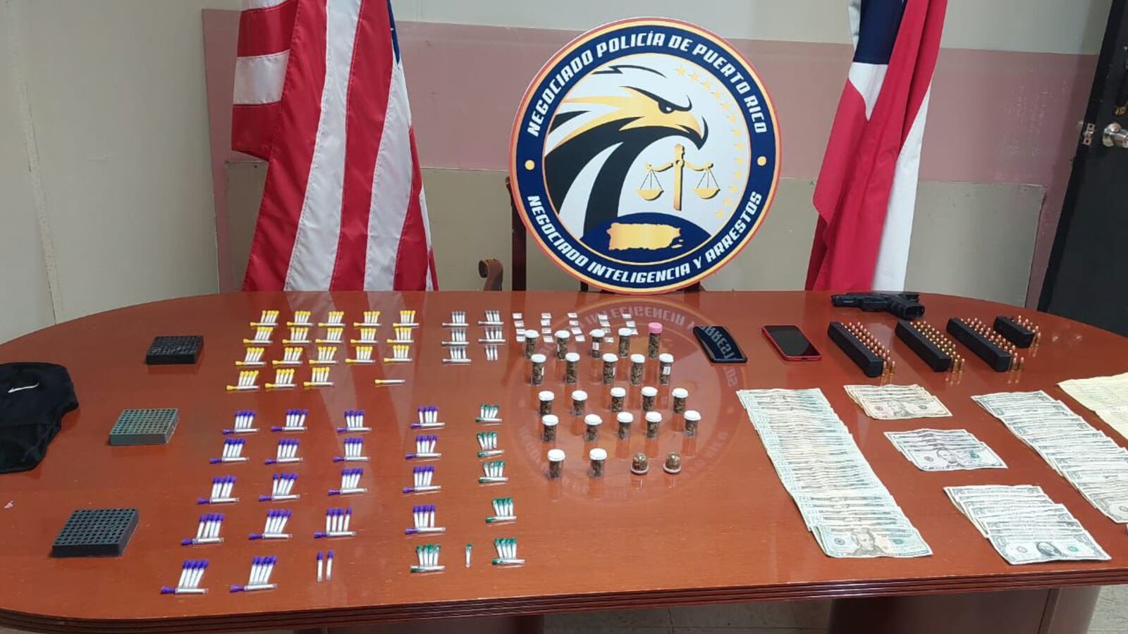 Se le ocupó un arma ilegal alterada, 114 municiones y cuatro cargadores