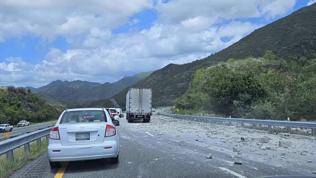 Cierran carril en la PR-52 por accidente con camión.