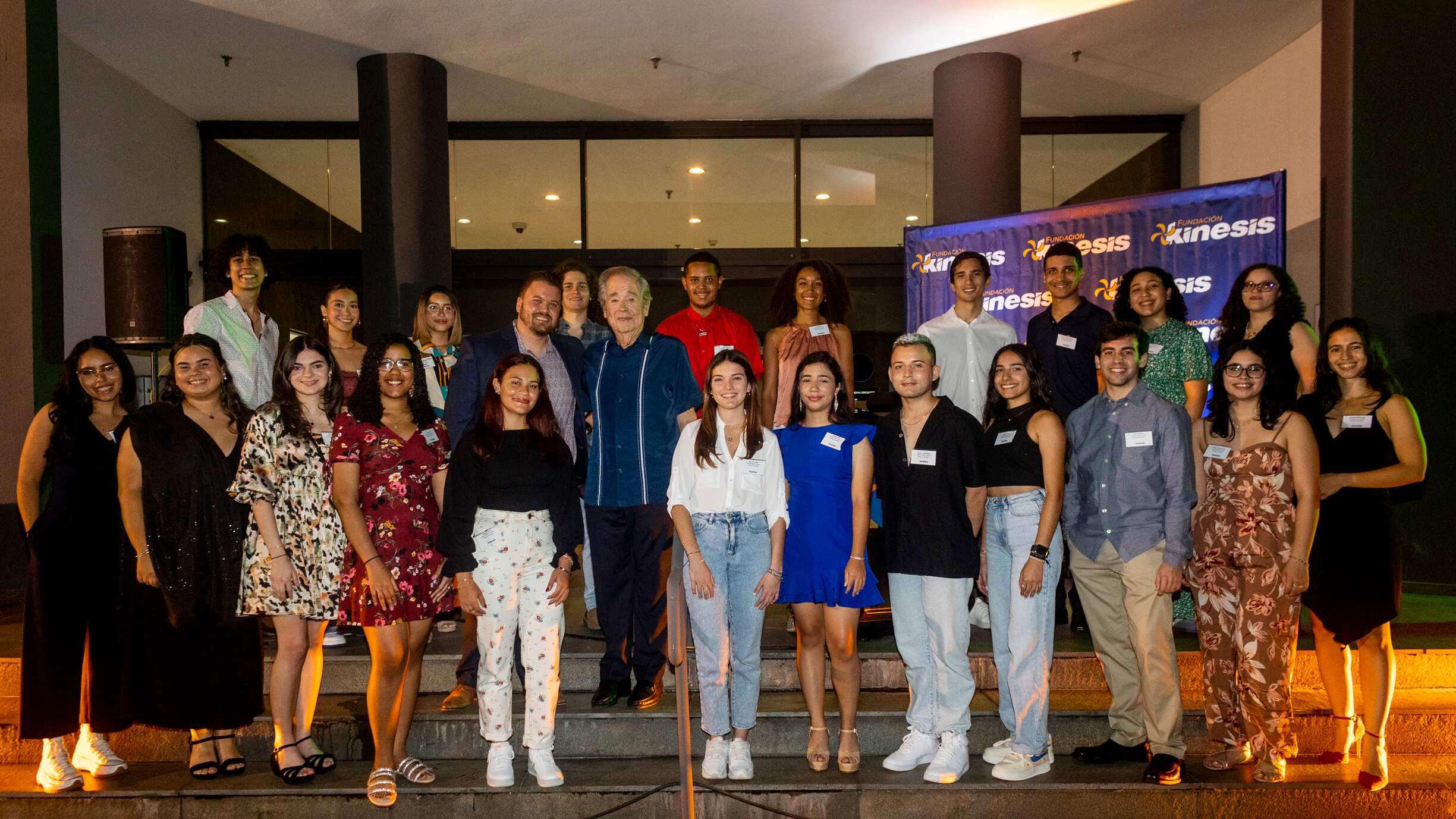 Estudiantes y exalumnos junto a Jose E Fernandez y Jose A Cruz