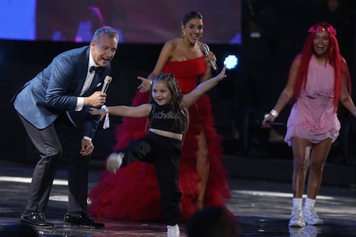 Karol G regaló su gaviota de oro la mini Bichota que bailó con ella en el Festival de Viña