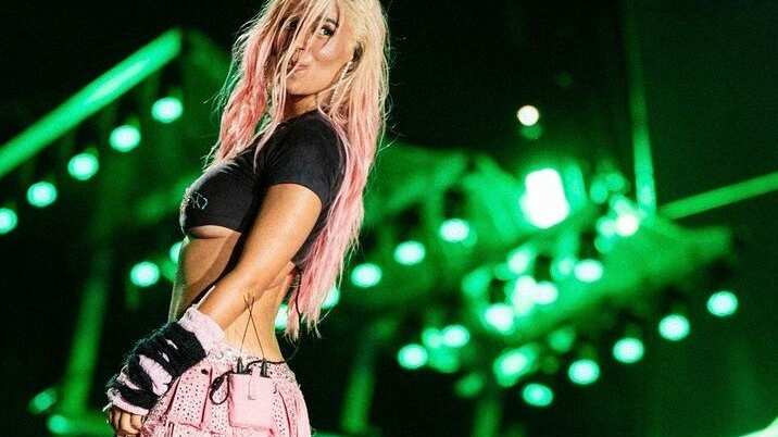 En una de sus más recientes presentaciones Karol G tuvo que aclarar la situación con Feid.