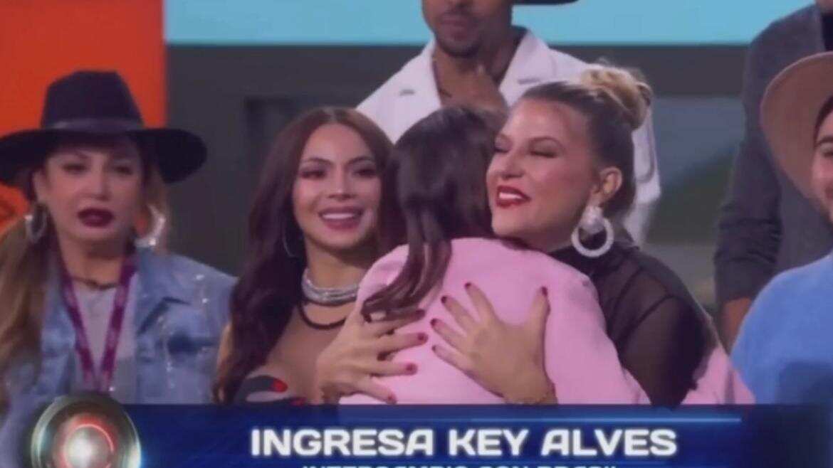 La boricua Madison Anderson Berríos recibió efusivamente a la brasileña Key Alves.