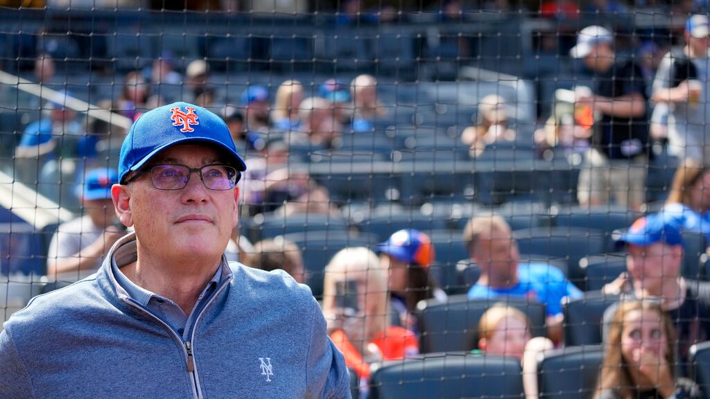 ARCHIVO - Foto del 17 de septiembre del 2023, el dueño de los Mets de Nueva York Steve Cohen antes del encuentro ante los Rojos de Cincinnati. El sábado 23 de diciembre del 2023, los Mets tendrán que pagar un impuesto de lujo de 101 millones de dólares. (AP Foto/Mary Altaffer, Archivo)