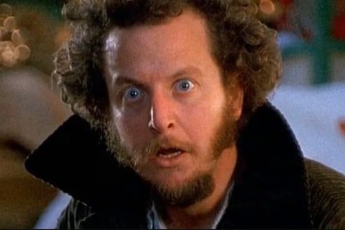 Citan a Daniel Stern, actor de “Home Alone”, por presunta solicitud de prostitución en California